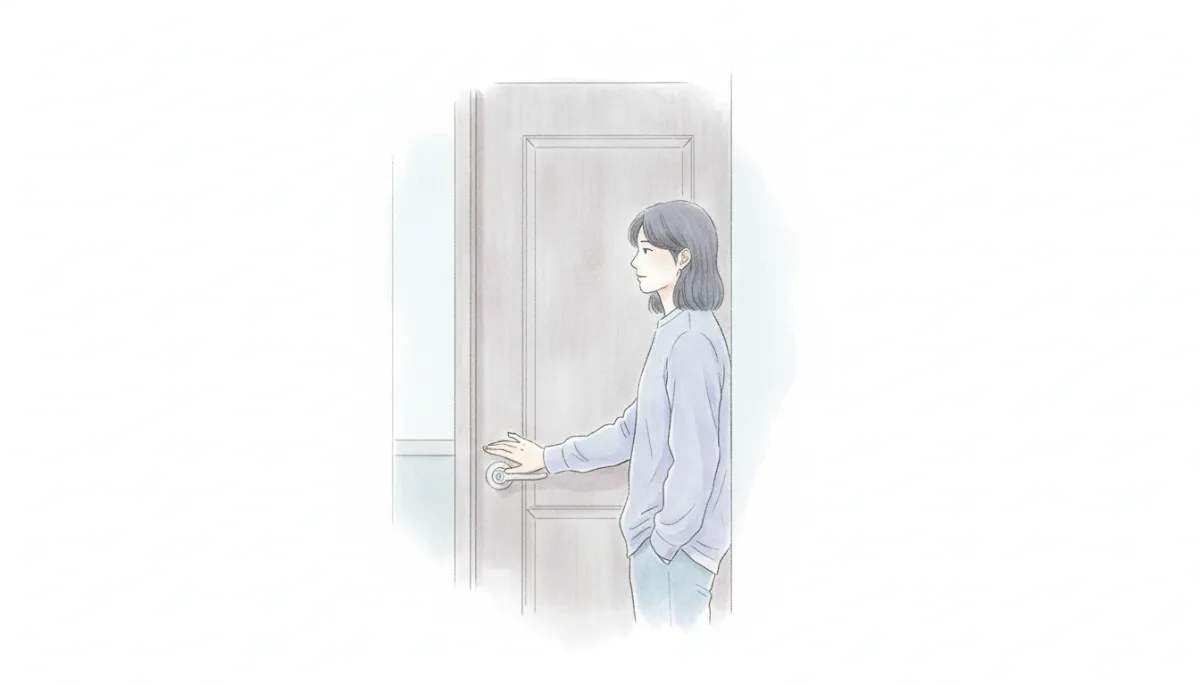 닫힌 나무 문에 손을 얹고 있는 모습