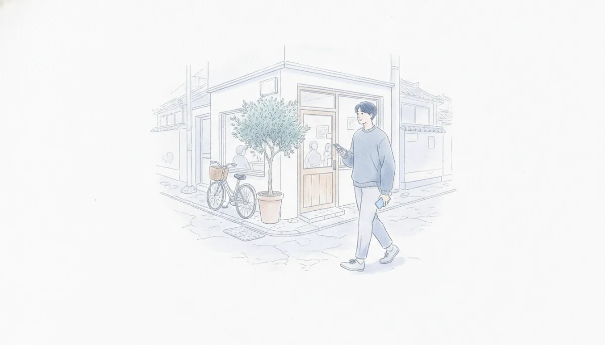 골목 모퉁이의 작은 카페 앞을 지나며 옅게 웃는 사람
